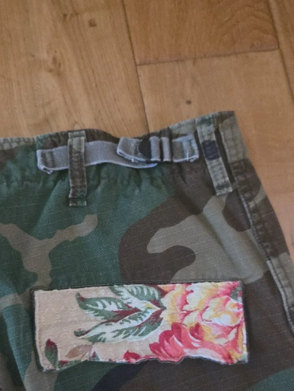 Riley Camo Cargo Pants with Floral Patch Accents - Green .. So 🔥 - Picture 8 of 10